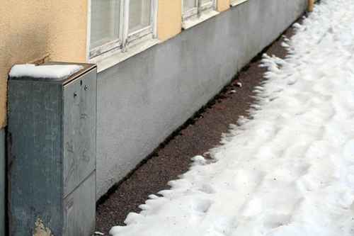 Snö intill byggnad