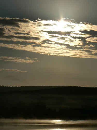 Sol bakom moln